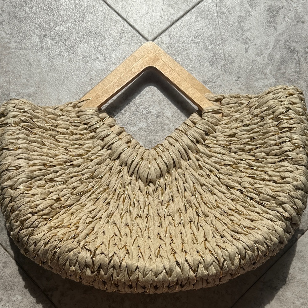 Elegant Wicker Woven Handbag With Metallic Gold Accents - Picture 1 of 4